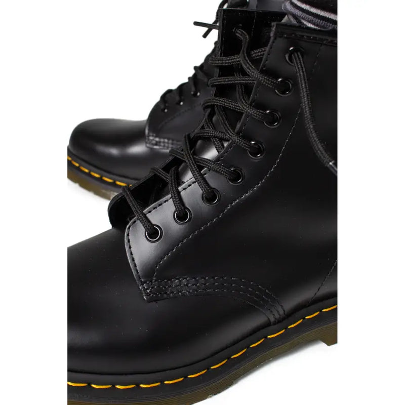 Bottes Dr Martens pour homme en cuir noir à lacets 11822006, montrant le cuir noir et le design des lacets