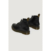 Vue de face des bottines Dr. Martens pour homme en cuir noir à lacets, mettant en valeur un cuir lisse et un design robuste.