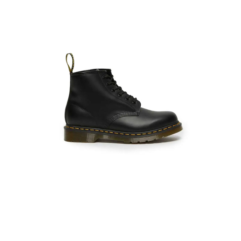 Bottines Dr. Martens pour homme en cuir noir à lacets, vues de l'arrière, avec semelle résistante et détails de couture.