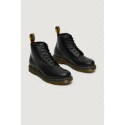Bottines Dr. Martens pour homme en cuir noir à lacets, laissant apparaître l'arrière pour un style décontracté et résistant.
