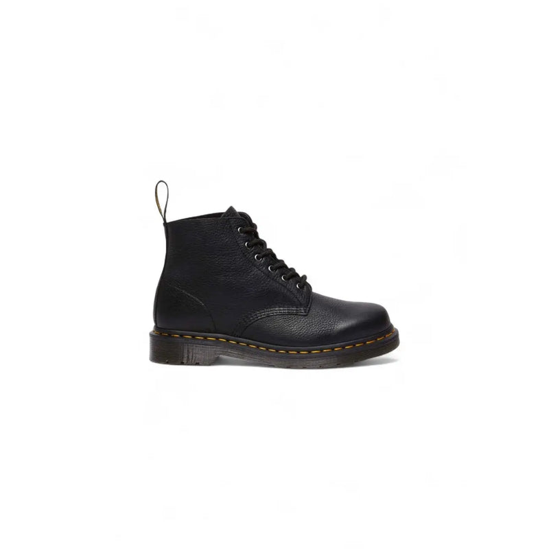 Bottes Dr. Martens homme en cuir noir à lacets, avec surpiqûres emblématiques et languette.