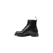 Bottes Dr. Martens pour homme en cuir noir à lacets, vues de l'arrière, avec un cuir résistant et un design classique.