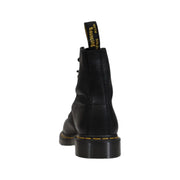 Bottes Dr. Martens pour homme en cuir noir à lacets, vues de l'arrière, avec coutures résistantes et design classique.