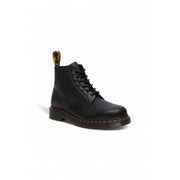 Bottes Dr. Martens homme en cuir noir à lacets, avec coutures résistantes et languette au talon.