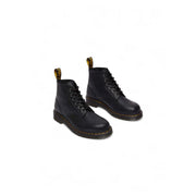 Bottes Dr. Martens pour homme en cuir noir, lacets, laissant apparaître l'arrière, construction résistante et design classique.