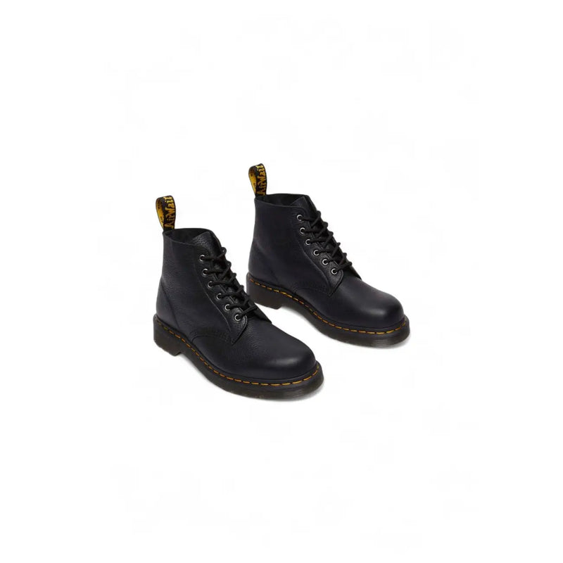 Bottes Dr. Martens pour homme en cuir noir, lacets, laissant apparaître l'arrière, construction résistante et design classique.