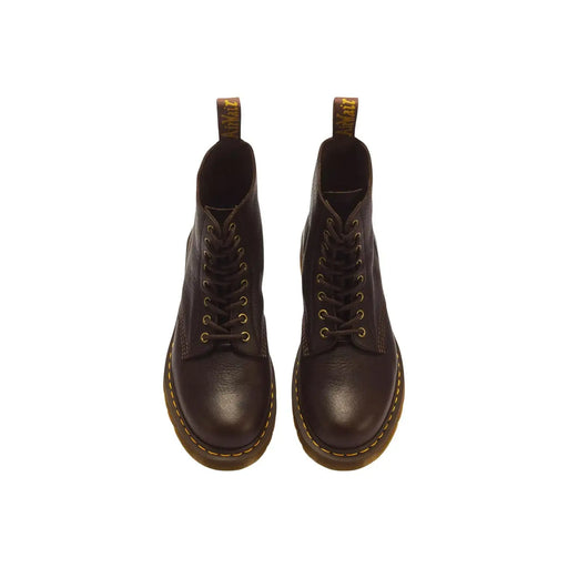 Bottes Dr. Martens pour homme en cuir marron foncé, modèle 1460 Pascal, montrant l'arrière de la chaussure.