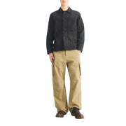 Veste en jean noir à boutons et multiples poches, portée avec des bottes Dr. Martens en cuir marron classique 2976.