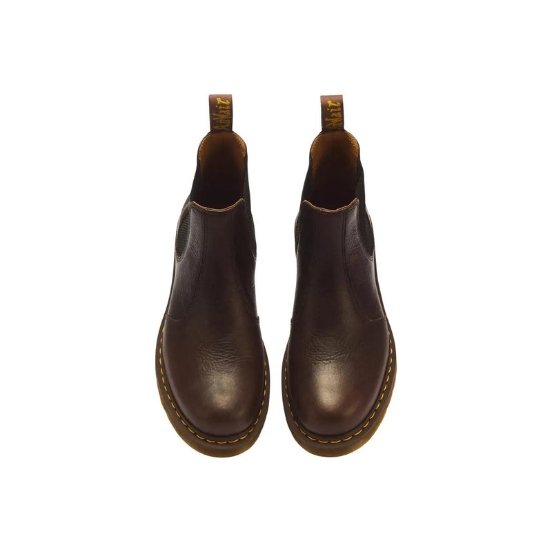 Bottines Chelsea en cuir marron foncé avec surpiqûres jaunes et semelles en caoutchouc beige, modèle classique Dr. Martens 2976