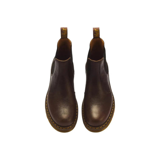 Bottines Chelsea en cuir marron foncé avec surpiqûres jaunes et semelles en caoutchouc beige, modèle classique Dr. Martens 2976
