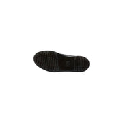Semelle en caoutchouc noir avec semelle crantée et petit logo embossé près du talon des bottines chukka en cuir noir Dr. Martens pour homme