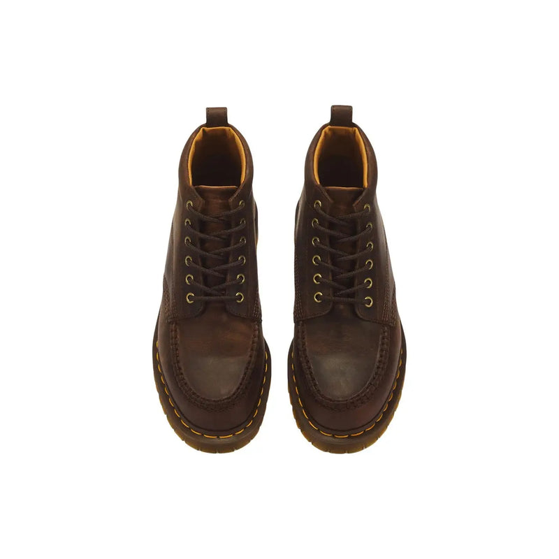 Bottines chukka Dr. Martens Lowell en cuir marron pour homme, montrant l'arrière avec des coutures résistantes et une languette au talon.