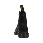 Bottes Dr. Martens pour homme en cuir noir à lacets, avec un design classique et un cuir résistant, laissant apparaître l'arrière.