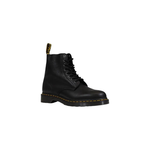 Bottes Dr. Martens pour homme en cuir noir, lacets noirs, dos visible avec surpiqûres jaunes emblématiques.