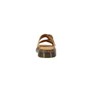 Pantoufles Dr Martens pour homme en cuir beige, avec bride camel, boucle marron et semelle en caoutchouc vert foncé.