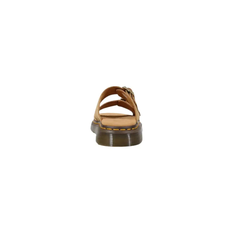 Pantoufles Dr Martens pour homme en cuir beige, avec bride camel, boucle marron et semelle en caoutchouc vert foncé.