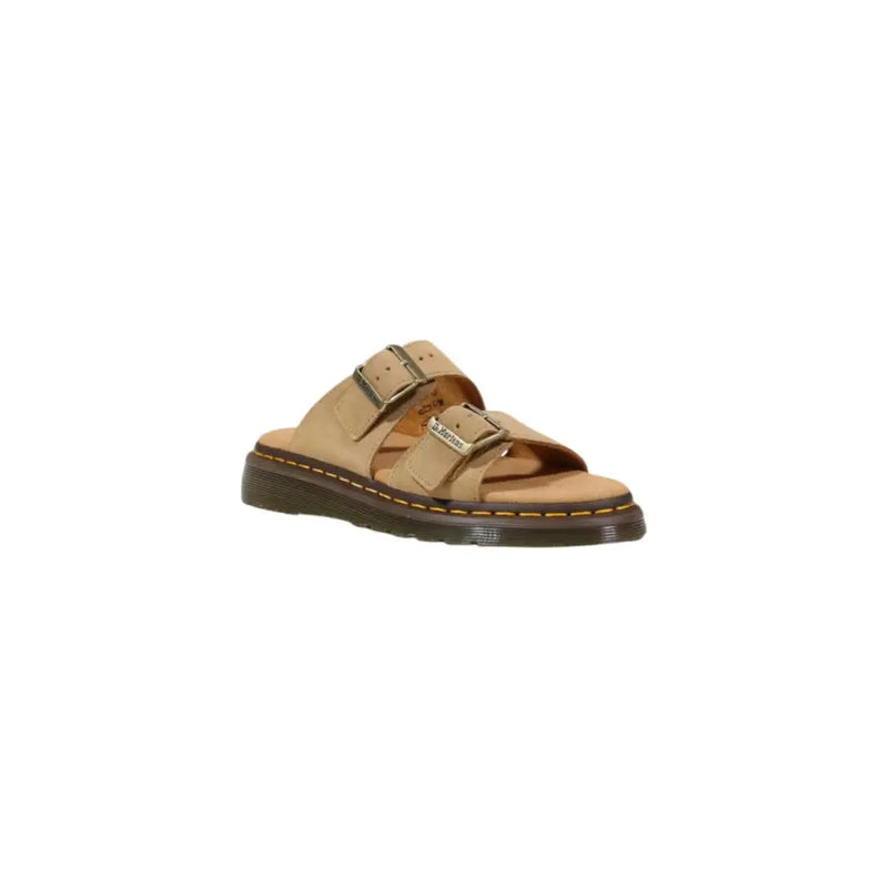 Sandales Dr Martens pour homme, en cuir beige, à deux brides en daim, avec boucles métalliques et semelle en caoutchouc noir.