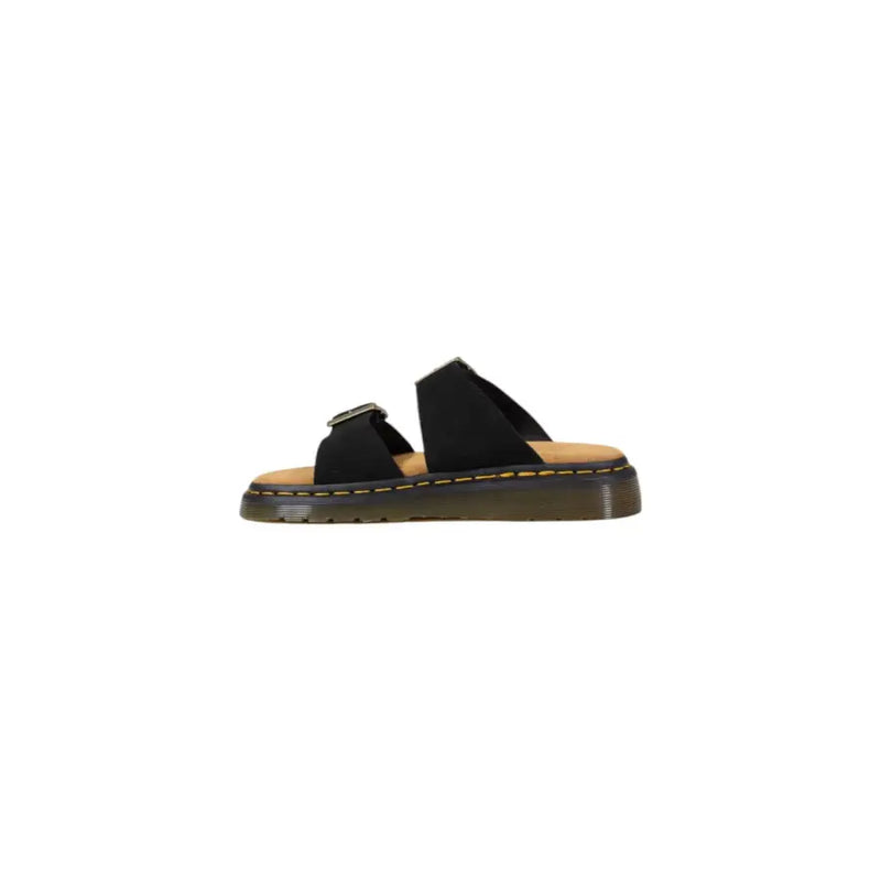 Pantoufles Dr Martens pour homme en cuir noir, à boucle et bout ouvert, avec brides à deux brins en daim noir, semelle intérieure beige et surpiqûres jaunes.
