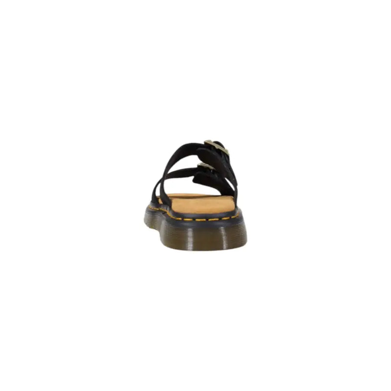 Pantoufles Dr Martens pour homme, en cuir noir, à boucle et bout ouvert, tige en cuir noir et semelle épaisse marron avec surpiqûres jaunes.