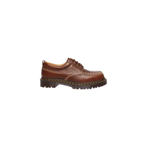 Chaussures Dr. Martens Lowell Butterscotch pour homme en cuir marron à lacets, présentant une texture et des coutures détaillées.
