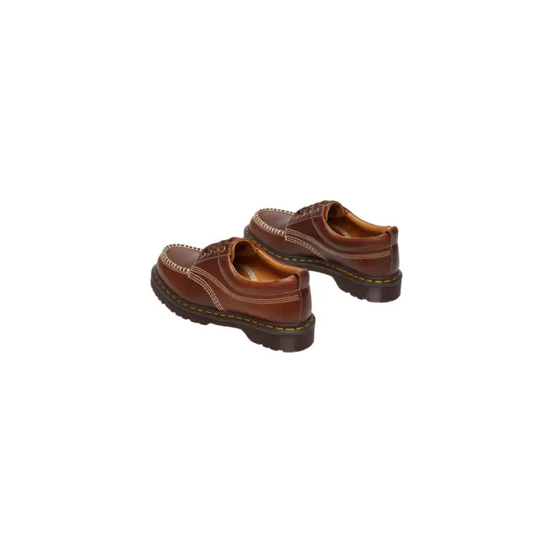 Chaussures Dr Martens Lowell pour homme, en cuir marron caramel, à lacets, avec surpiqûres jaunes et semelle épaisse en caoutchouc.