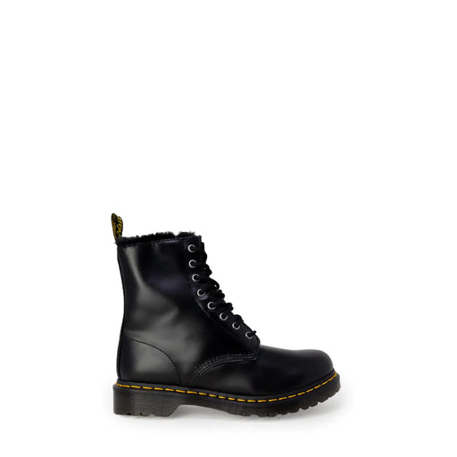 Bottes Dr Martens pour femmes en cuir noir, modèle automnal et hivernal, avec vue sur l'arrière.