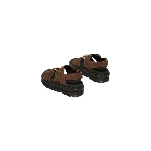 Sandales en cuir marron avec semelles en caoutchouc noir et boucles dorées, style Dr. Martens zebzag pour femme