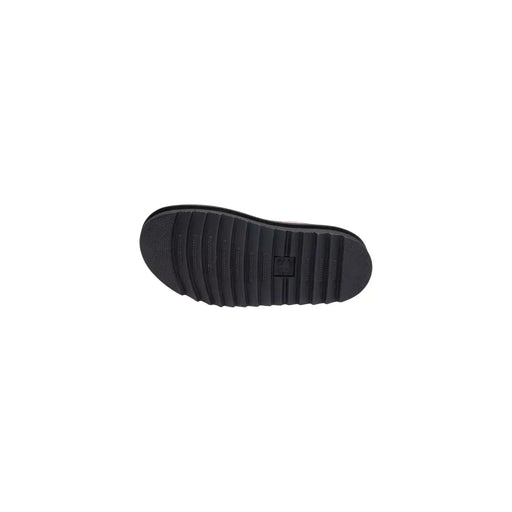 Sandales Dr. Martens Voss II pour femme, en cuir rose, avec boucle et semelle en caoutchouc noir texturé à motif côtelé et petit logo.