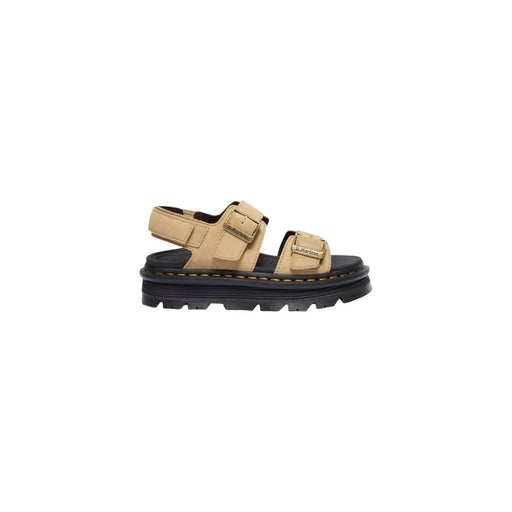 Sandales à boucle en cuir beige pour femmes de Dr. Martens, montrant l'arrière du produit