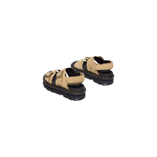 Sandales Dr Martens pour femmes en cuir beige avec boucle, semelles en caoutchouc noir et brides réglables, vues de dos