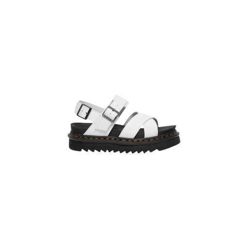 Sandales Dr Martens Voss II pour femmes, en cuir blanc, avec semelle plateforme noire et fermetures à boucle argentées.