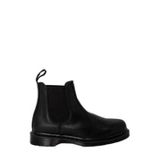 Bottines Chelsea Dr Martens pour femmes en cuir noir, avec empiècements élastiques latéraux et languette, idéales pour l'automne et l'hiver.