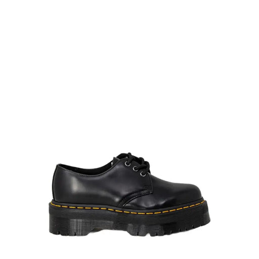 Chaussures Dr Martens pour femmes, en cuir noir, à plateforme, lacets, avec surpiqûres jaunes et semelle épaisse.