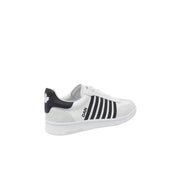 Vue arrière des baskets en cuir blanc pour homme dsquared, modèle slip sportif avec rayures noires et logo feuille d'érable sur le talon