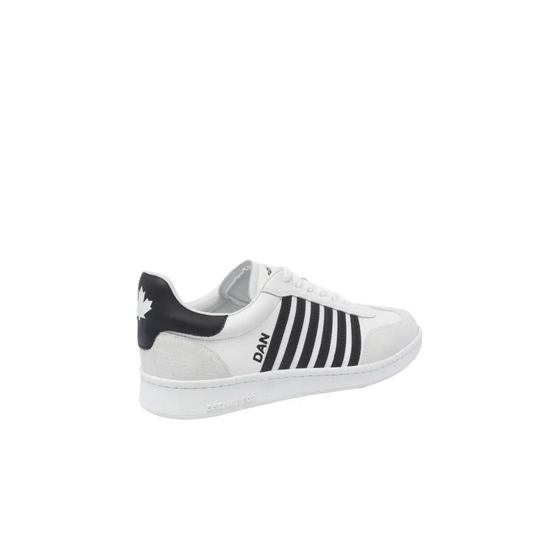 Vue arrière des baskets en cuir blanc pour homme dsquared, modèle slip sportif avec rayures noires et logo feuille d'érable sur le talon