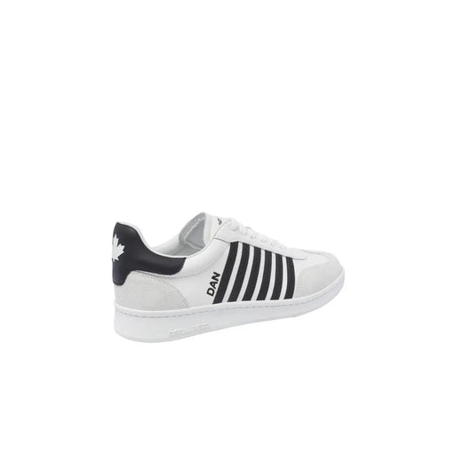Vue arrière des baskets en cuir blanc pour homme dsquared, modèle slip sportif avec rayures noires et logo feuille d'érable sur le talon