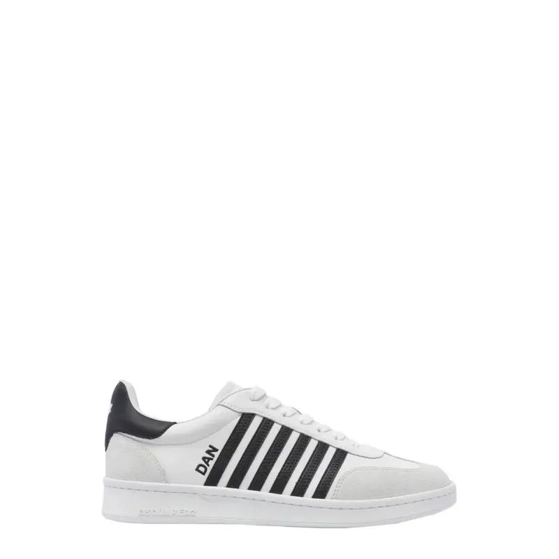 Dsquared Baskets sport en cuir blanc pour homme, à enfiler, avec bandes noires et languette au talon (vue de l'arrière).