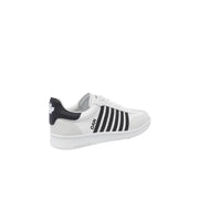 Vue arrière de la basket sport slip-on en cuir blanc pour homme dsquared avec rayures noires et logo feuille d'érable sur le talon