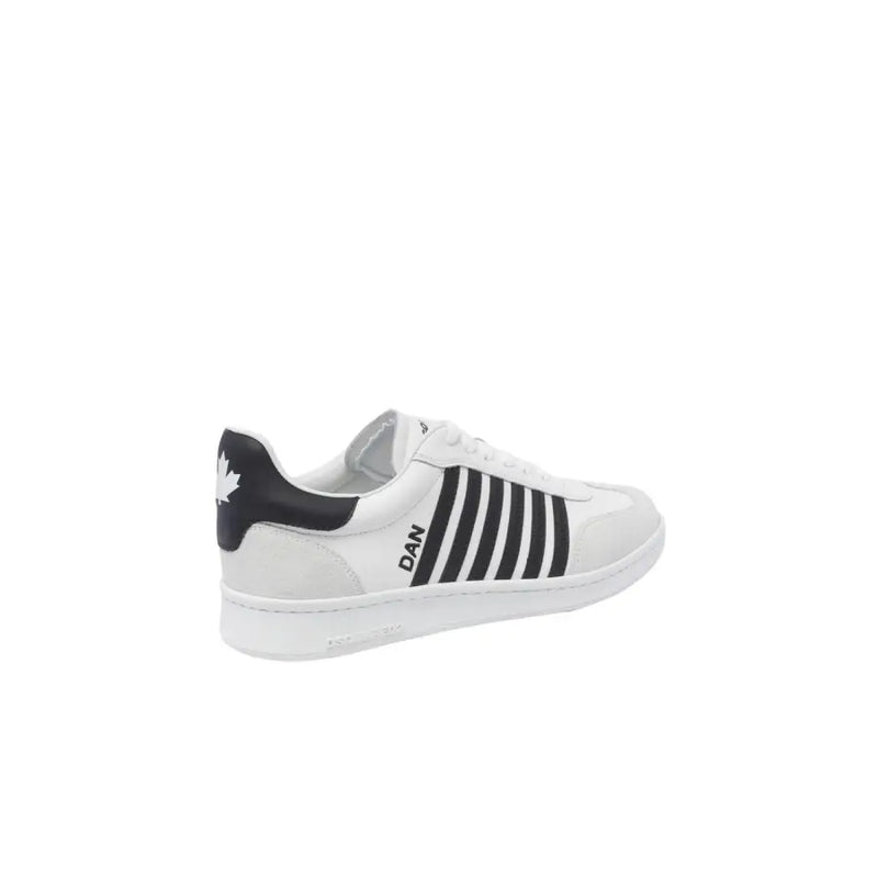 Vue arrière de la basket sport slip-on en cuir blanc pour homme dsquared avec rayures noires et logo feuille d'érable sur le talon