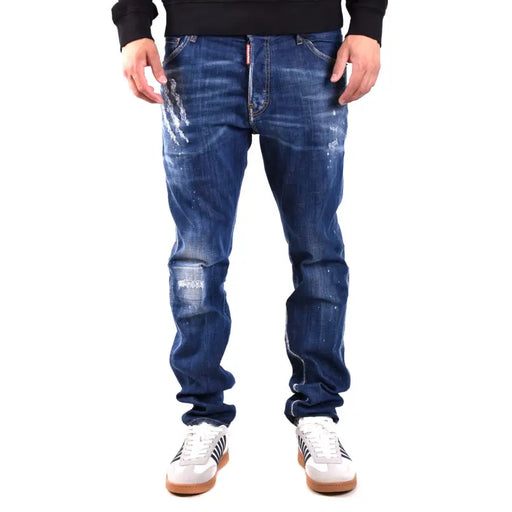Jean en denim bleu foncé délavé et déchiré, en coton élasthanne, avec étiquette dsquared2 visible à l'arrière.