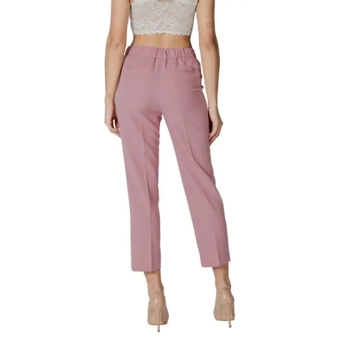 Dusty rose cropped trousers featuring a stylish and modern design for versatile wear