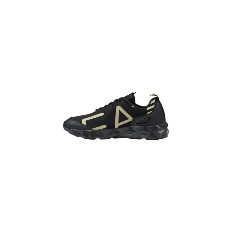 Baskets de sport EA7 pour homme, noires et beiges, avec logo géométrique doré et semelle épaisse texturée.