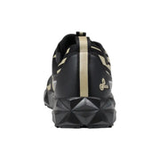 Ea7 Baskets de sport pour homme, noires et beiges, avec tige noire et dorée et semelle en caoutchouc texturée géométrique.