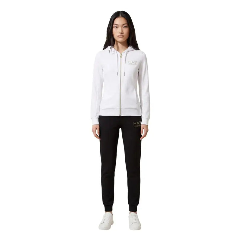 Combinaison EA7 noire à capuche zippée avec poches, sweat à capuche blanc, pantalon de jogging noir, baskets blanches