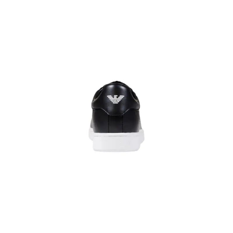 Ea7 Baskets homme en cuir noir, semelle blanche apparente à l'arrière, logo Emporio Armani argenté au talon.