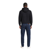 Jean en denim bleu foncé à cinq poches classiques et délavage subtil, associé à un sweat-shirt à capuche noir en coton ea7 pour homme