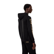 Sweat à capuche noir en coton pour homme EA7, avec inscription et logo Emporio Armani dorés sur la manche.