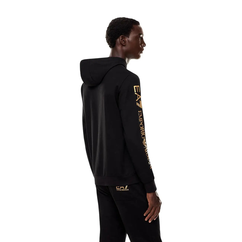 Sweat à capuche noir en coton pour homme EA7, avec inscription et logo Emporio Armani dorés sur la manche.