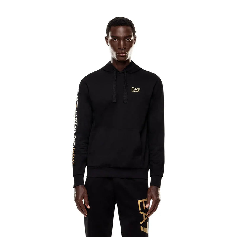 Ea7 Sweat à capuche noir en coton pour homme avec logo et inscription dorés visibles sur la poitrine, la manche et le devant du pantalon