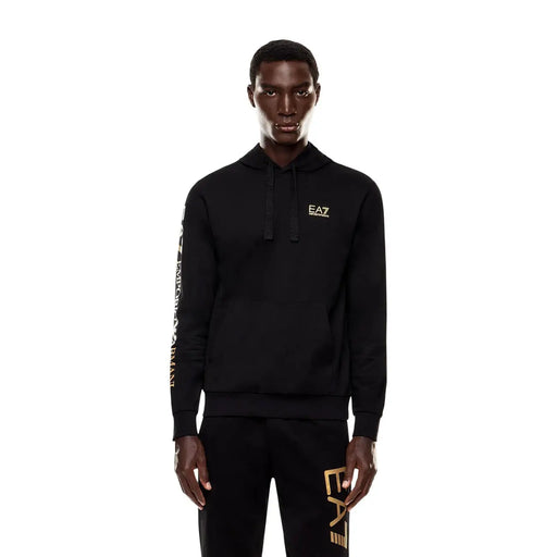 Ea7 Sweat à capuche noir en coton pour homme avec logo et inscription dorés visibles sur la poitrine, la manche et le devant du pantalon
